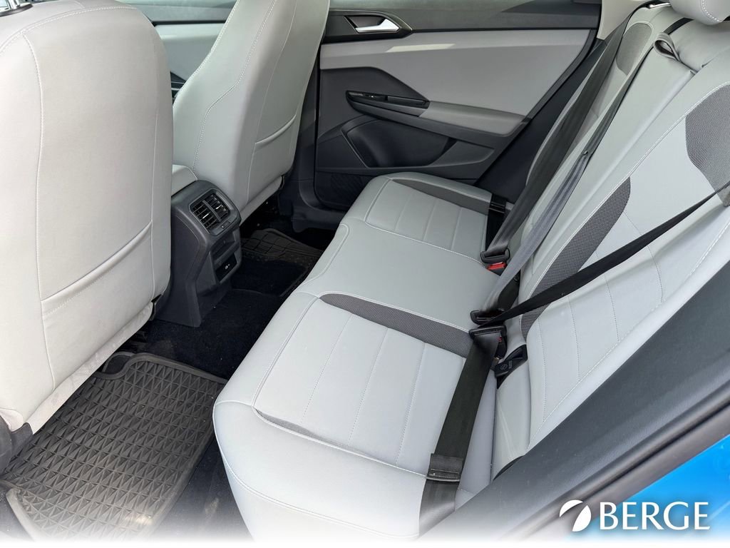Used 2023 Volkswagen Taos SE w/ Panoramic Sunroof Package image 18