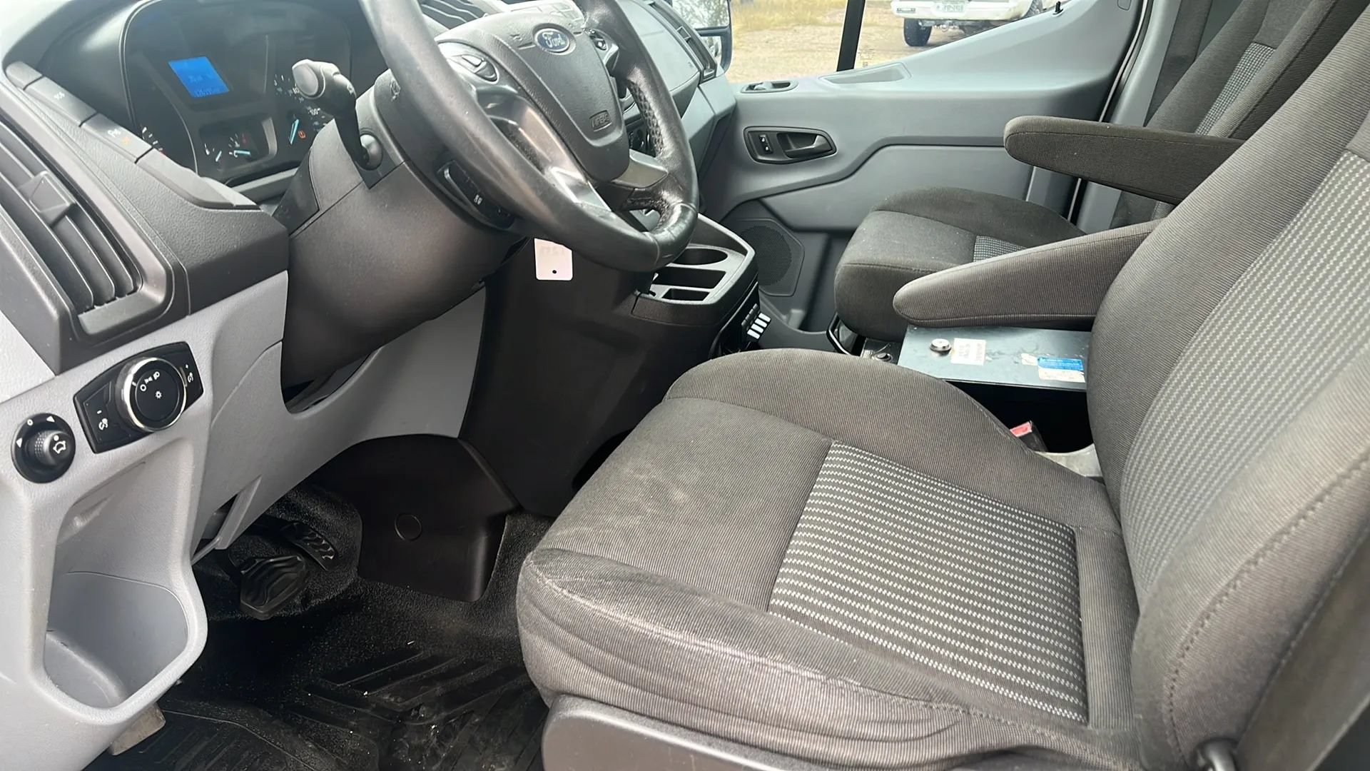 Used 2015 Ford Transit 250 130 Low Roof RWD image 7