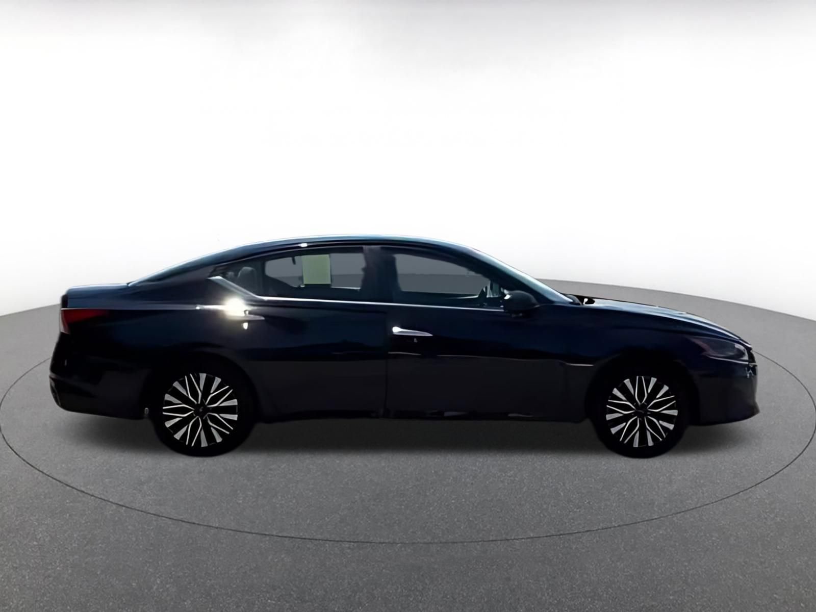 Used 2025 Nissan Altima 2.5 SV FWD image 9