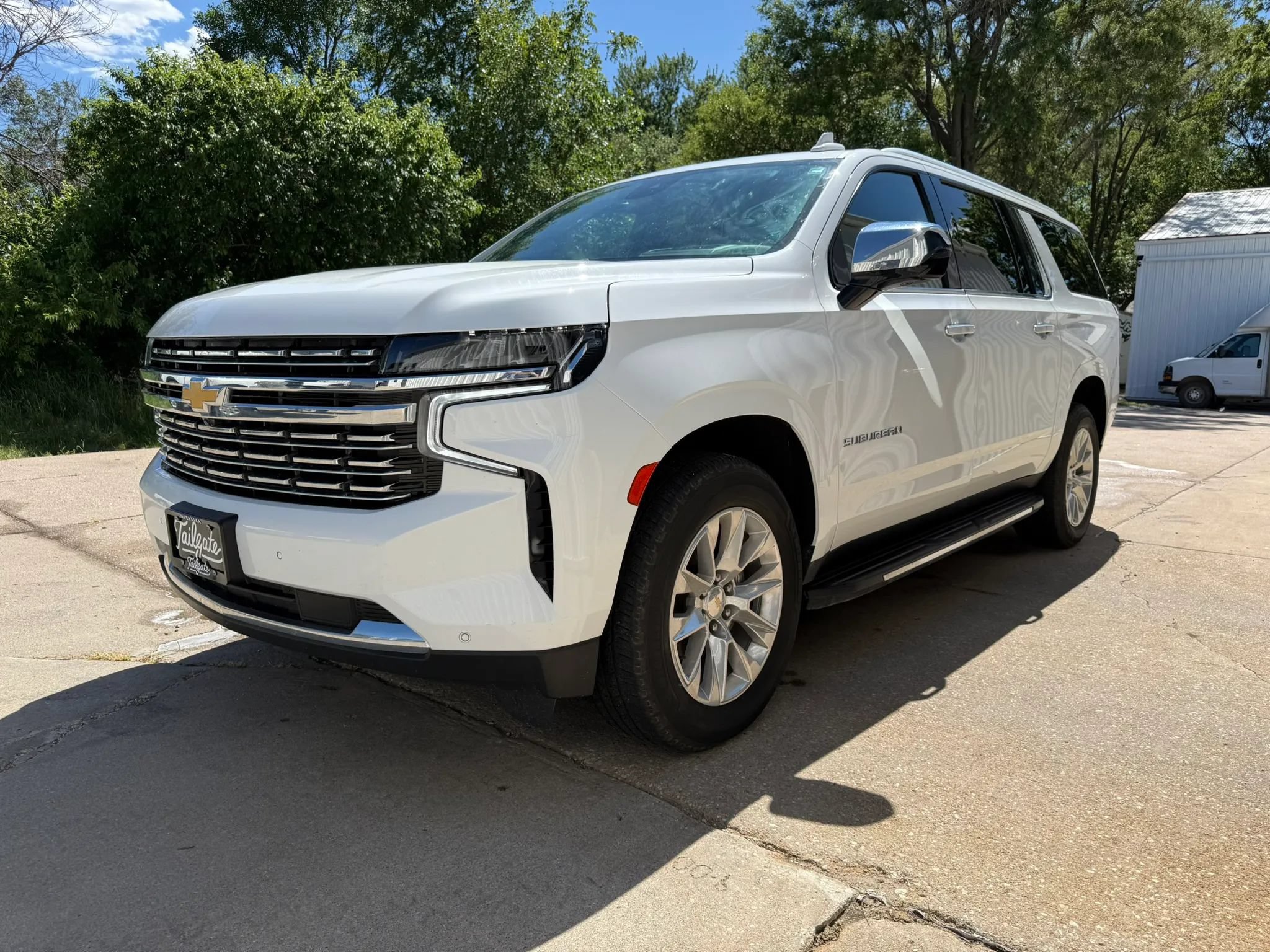 Used 2023 Chevrolet Suburban Premier w/ Premium Package 2 AWD/4WD image 4