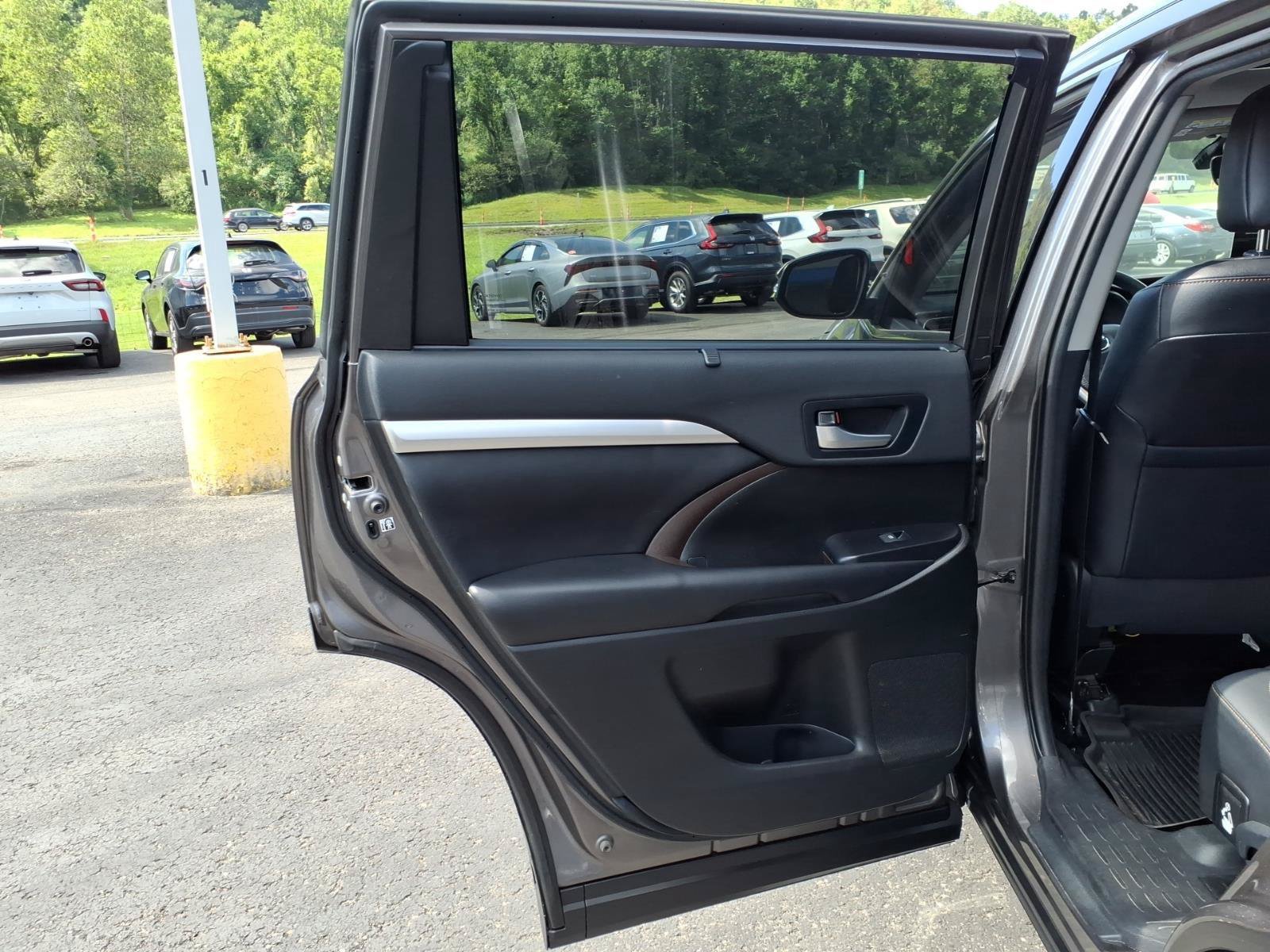 Used 2019 Toyota Highlander XLE AWD/4WD image 15