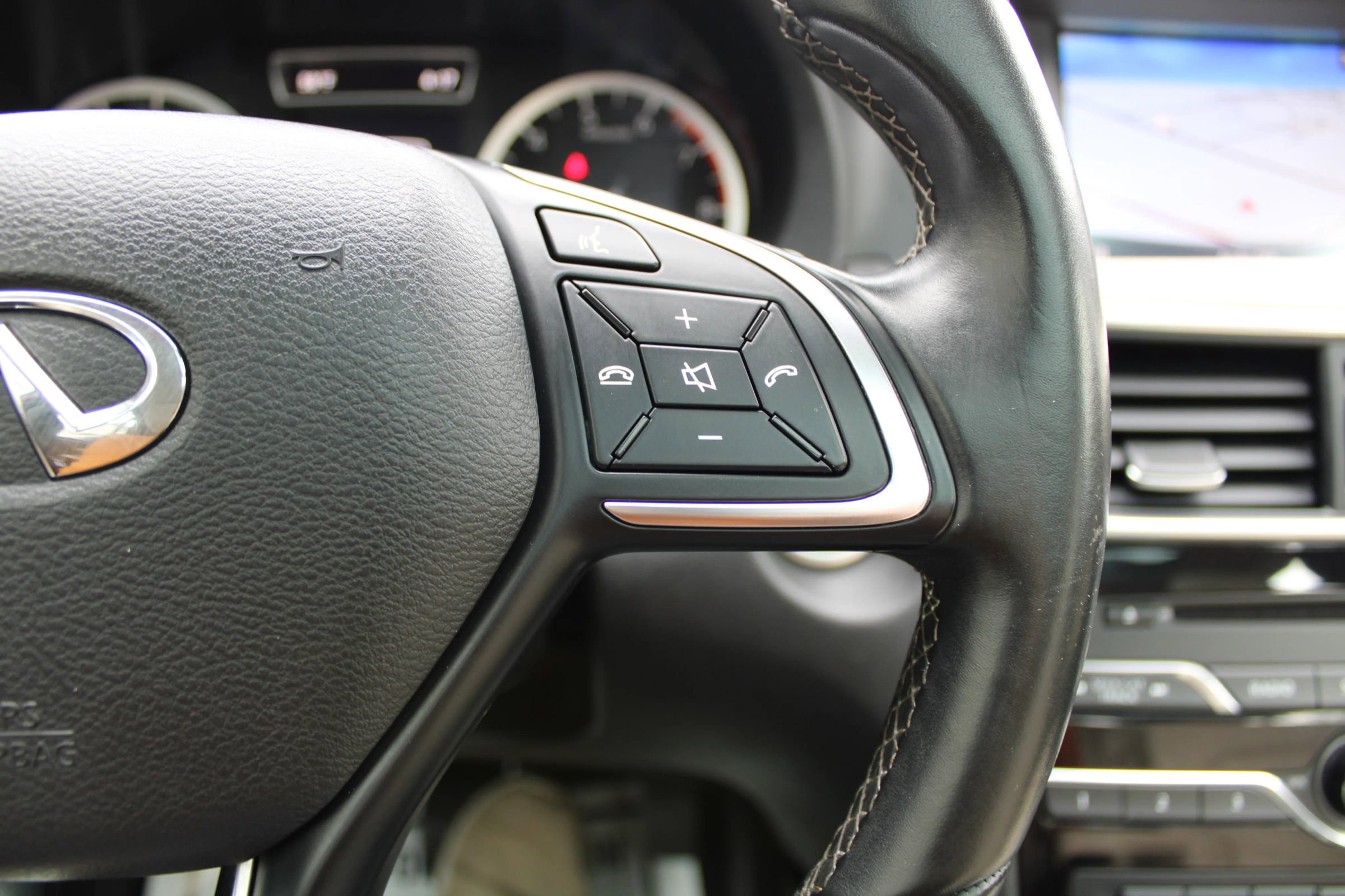 Used 2017 INFINITI QX30 Premium w/ Navigation Package image 15