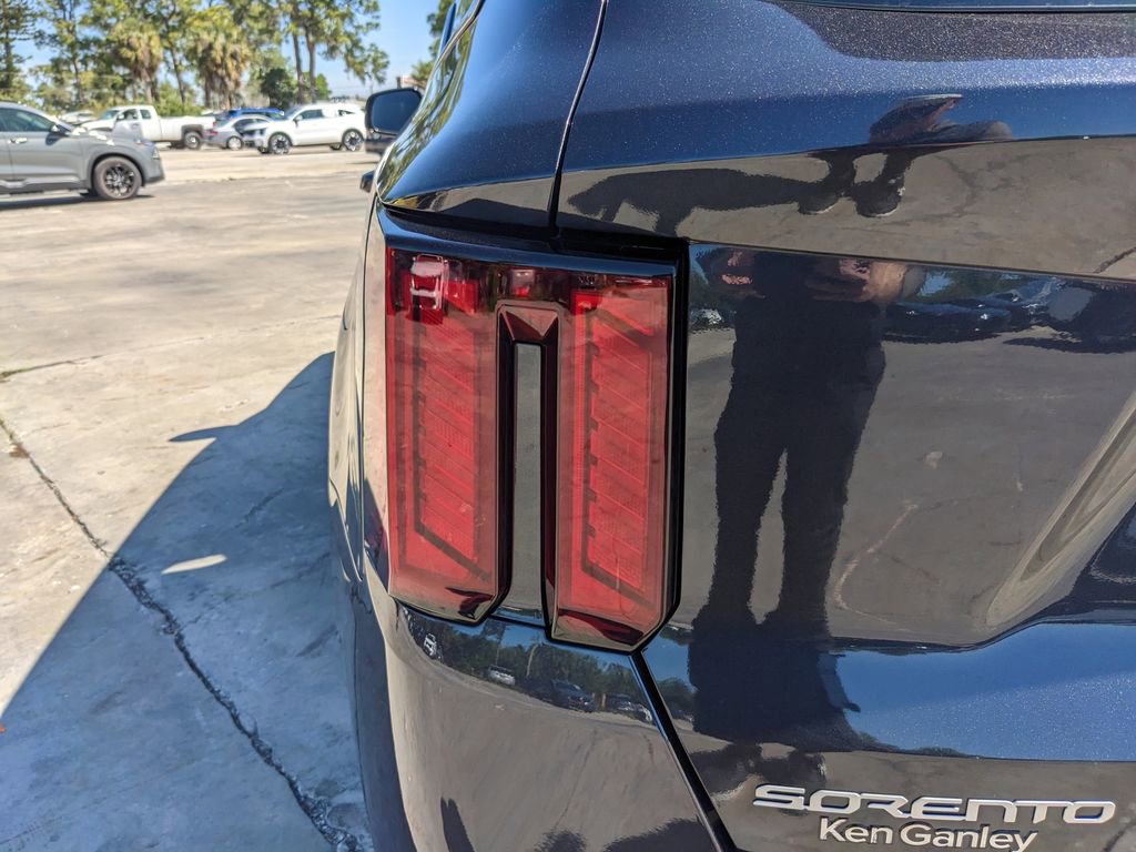 Certified 2025 Kia Sorento LX FWD image 11