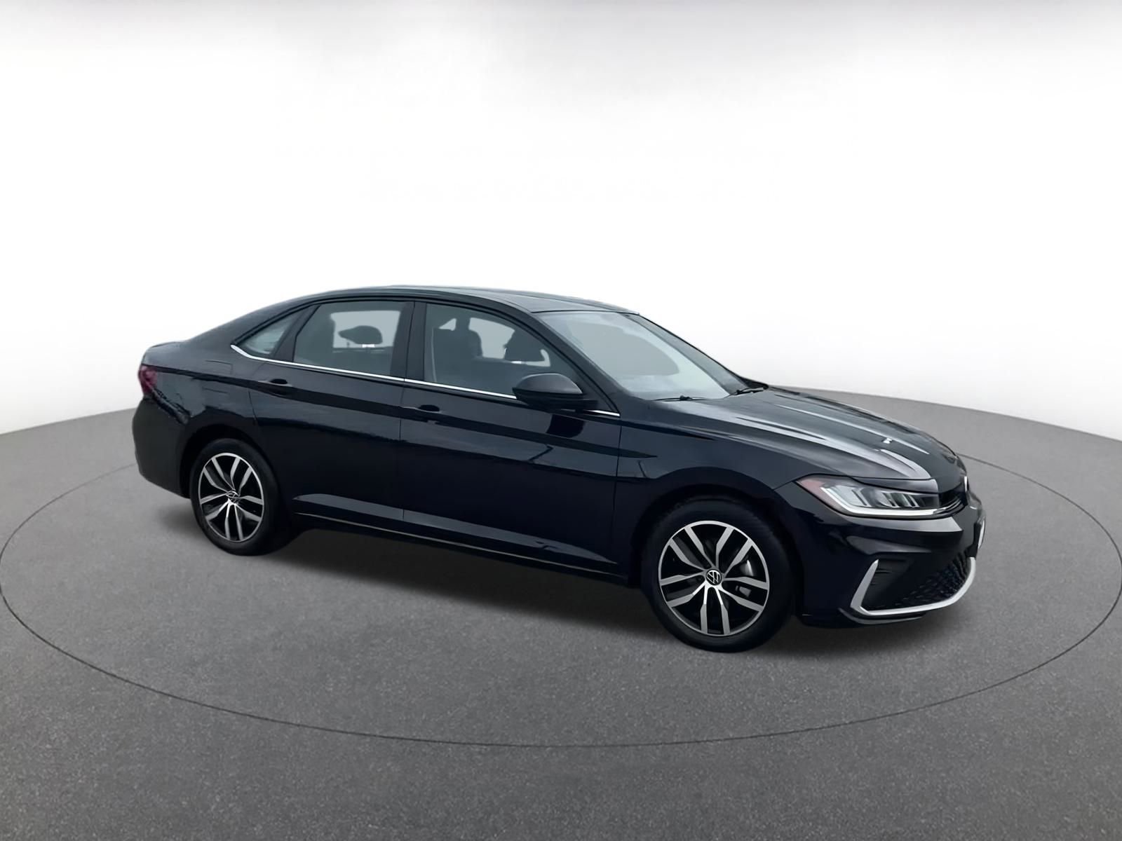 Used 2025 Volkswagen Jetta SE image 2