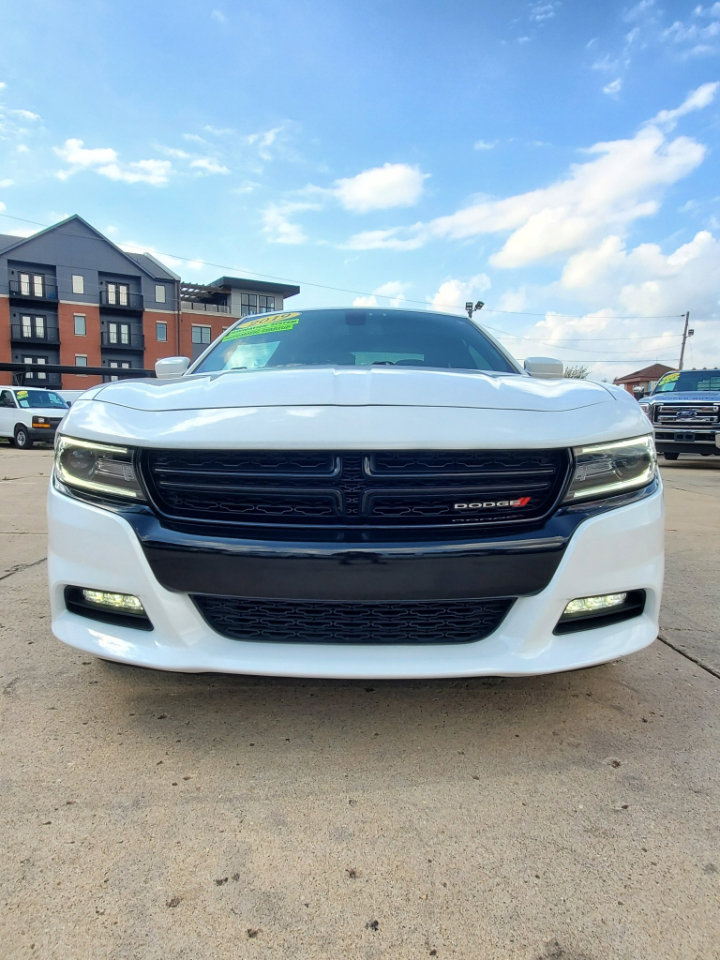 Used 2019 Dodge Charger SXT w/ Cold Weather Package image 2