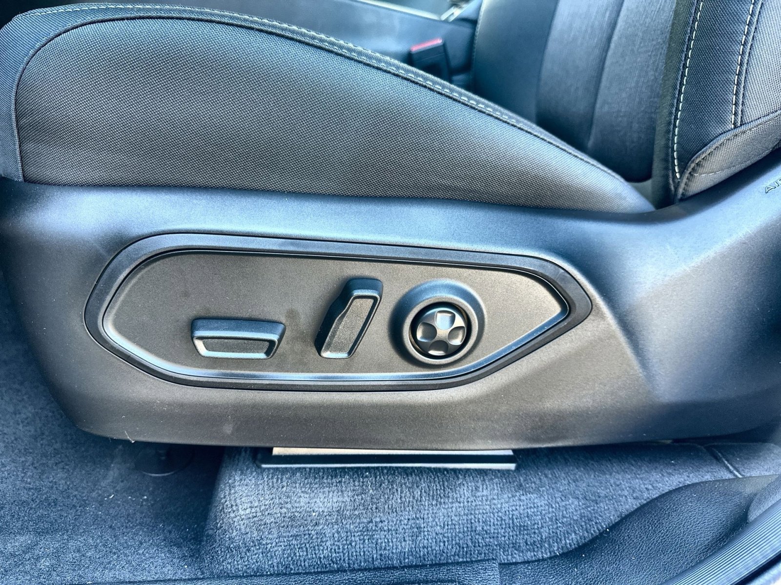 New 2025 Jeep Grand Cherokee Laredo w/ Luxury Tech Group I image 14