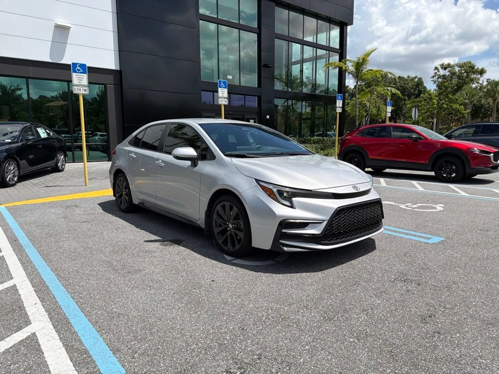 Used 2025 Toyota Corolla SE FWD image 3