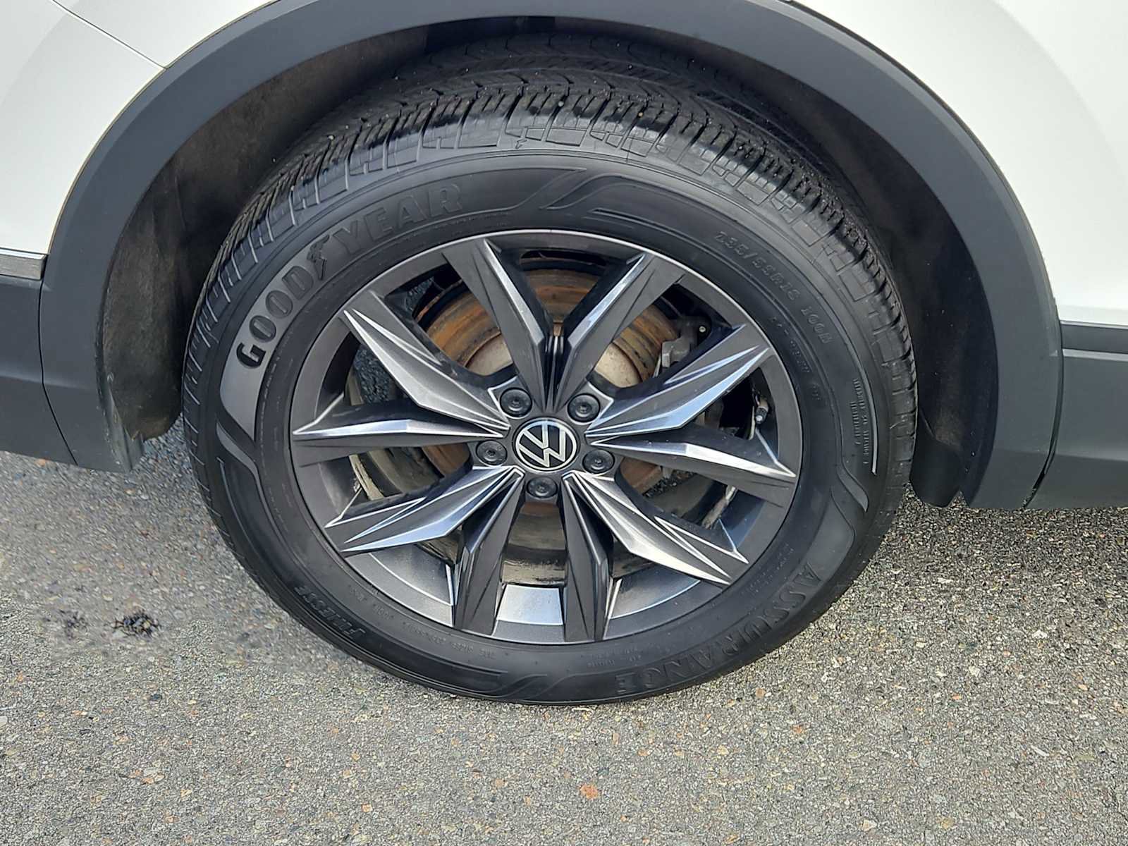 Certified 2023 Volkswagen Tiguan SE w/ Panoramic Sunroof Package image 9