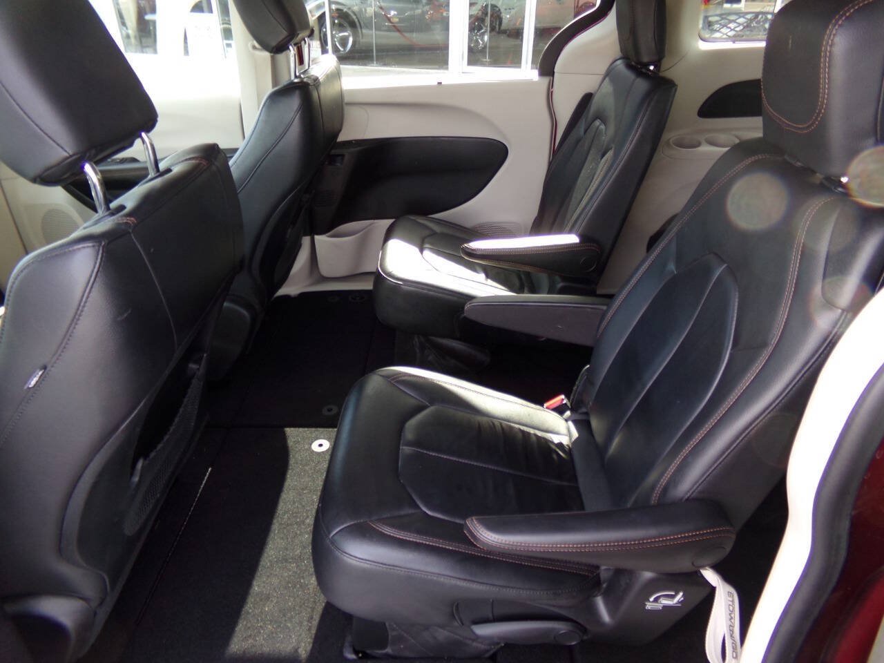Used 2017 Chrysler Pacifica Touring-L w/ Tire & Wheel Group FWD image 14