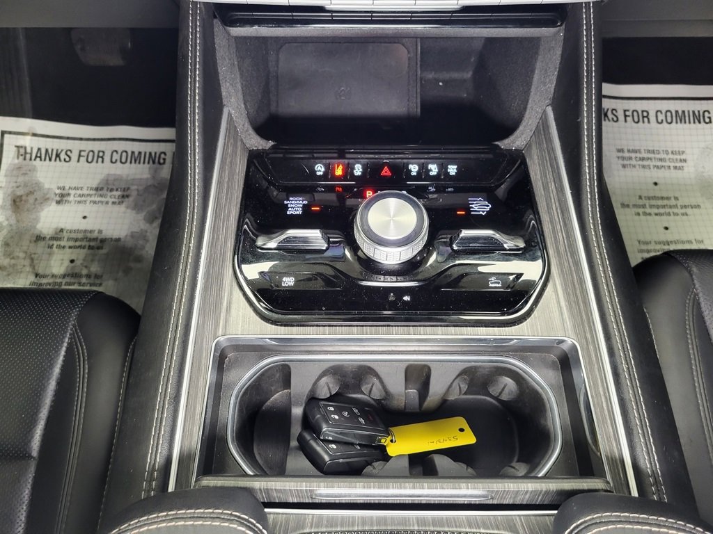 Used 2024 Jeep Wagoneer L Series III w/ Premium Group I image 16