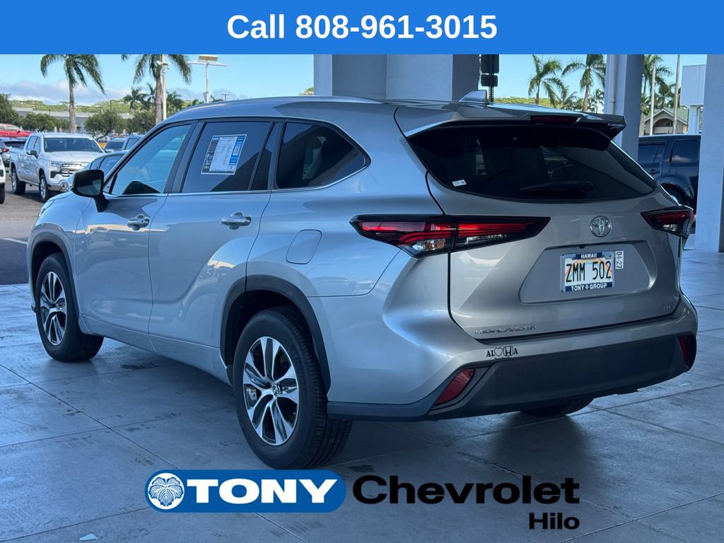 Used 2024 Toyota Highlander XLE FWD image 3