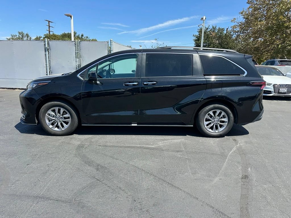 Used 2024 Toyota Sienna XLE FWD image 2