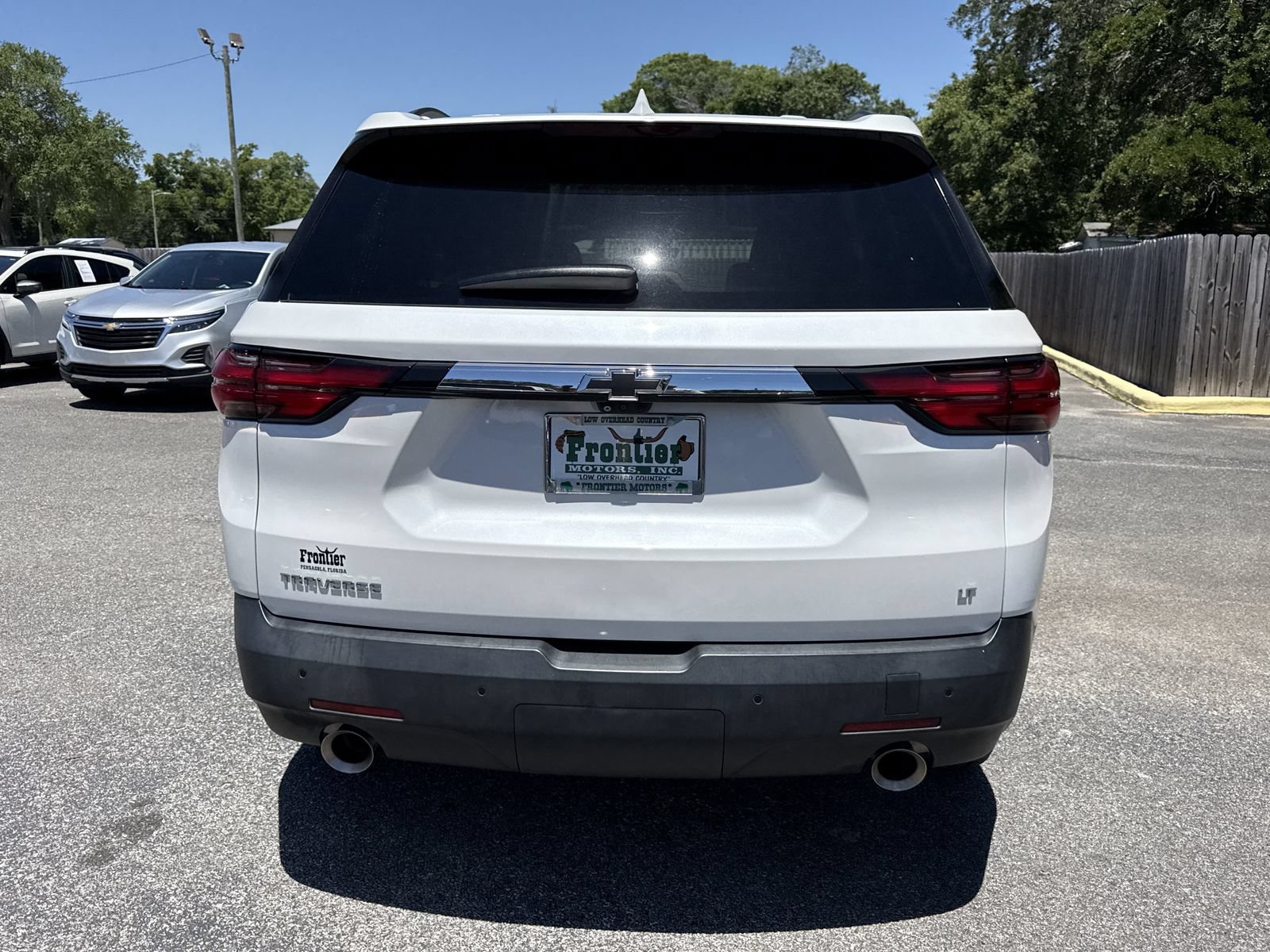 Used 2023 Chevrolet Traverse LT w/ Rear Camera Mirror Package FWD image 4