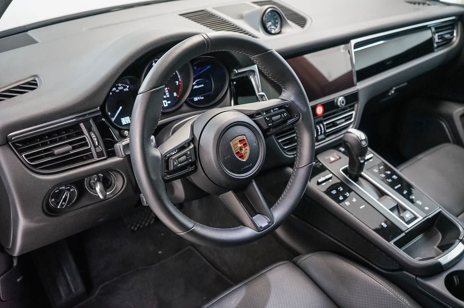 Certified 2026 Porsche Macan AWD/4WD image 4