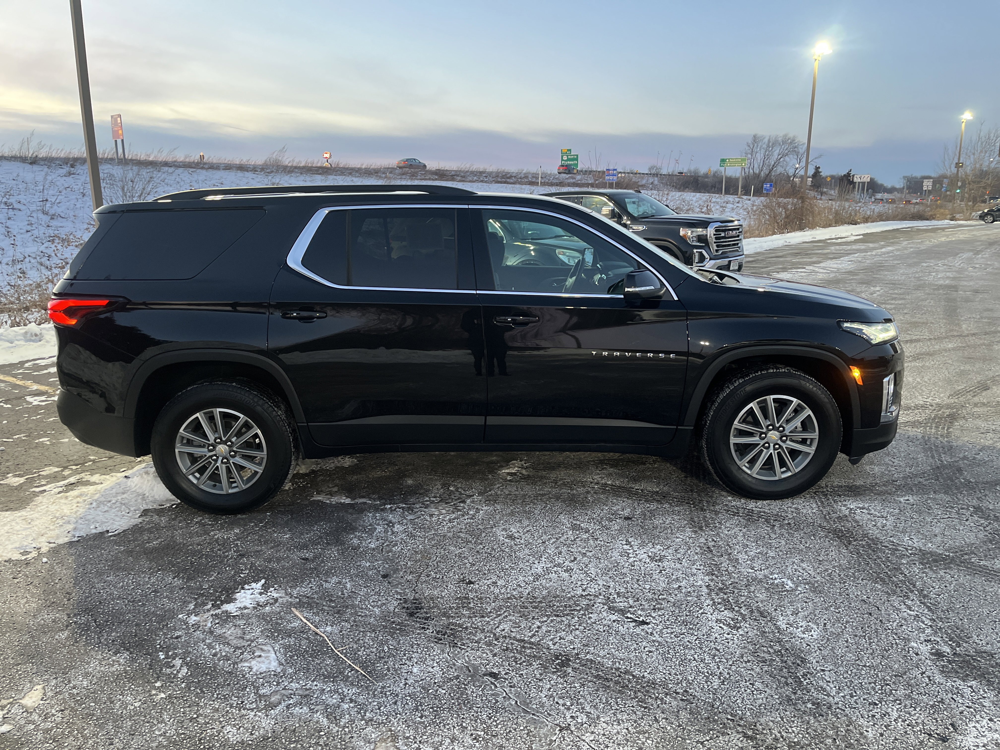 Used 2023 Chevrolet Traverse LT image 7