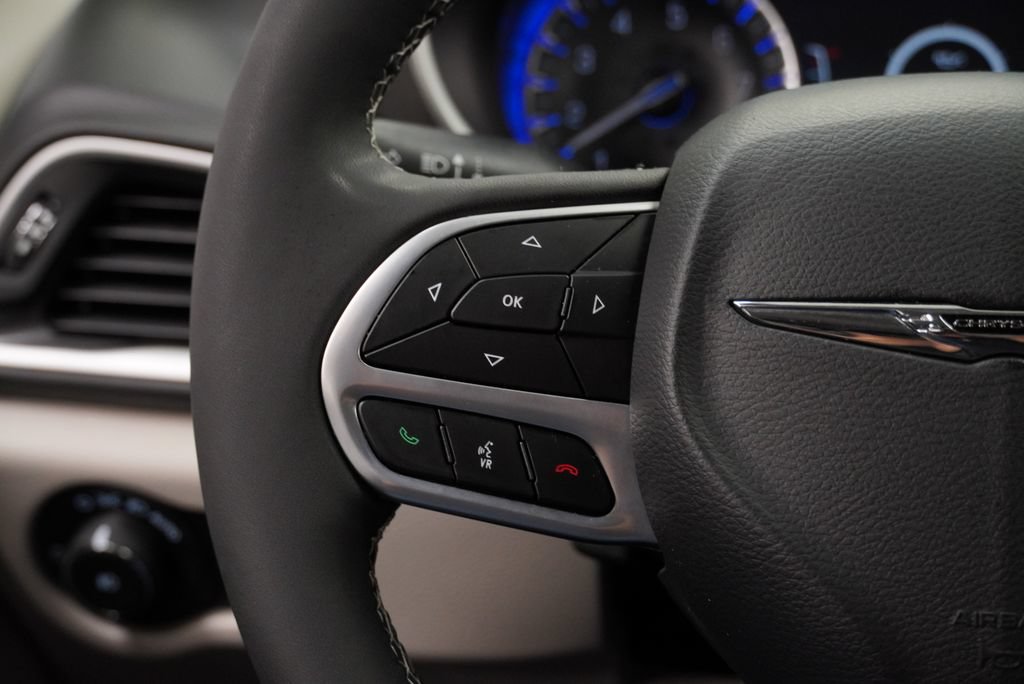 Certified 2024 Chrysler Pacifica Touring-L FWD image 40