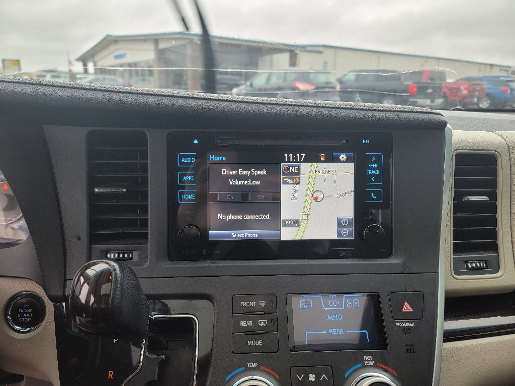 Used 2015 Toyota Sienna XLE w/ XLE Navigation Package image 18