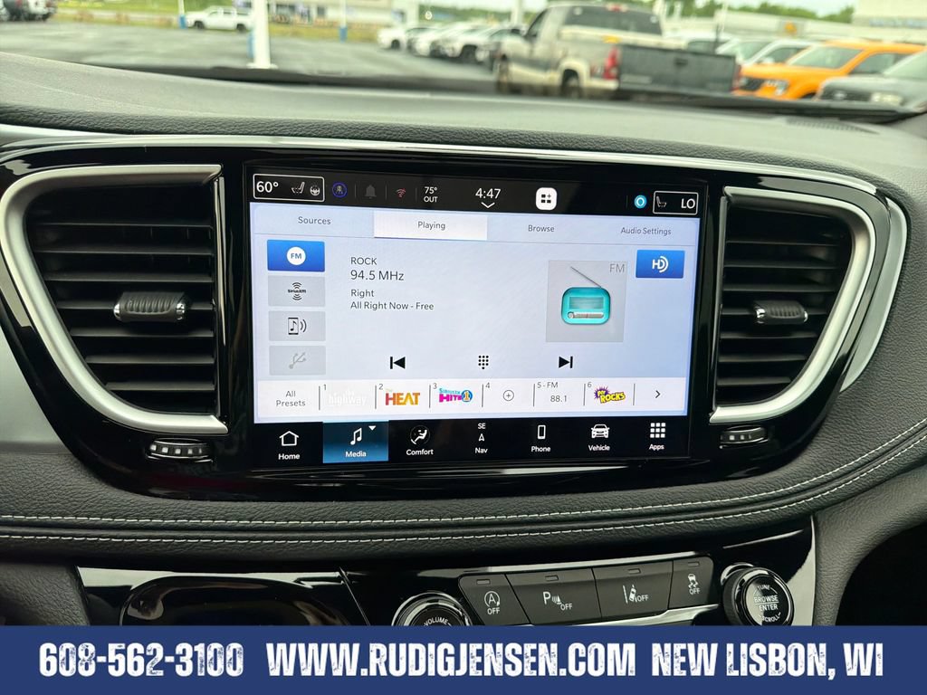 Used 2026 Chrysler Pacifica Limited FWD image 18
