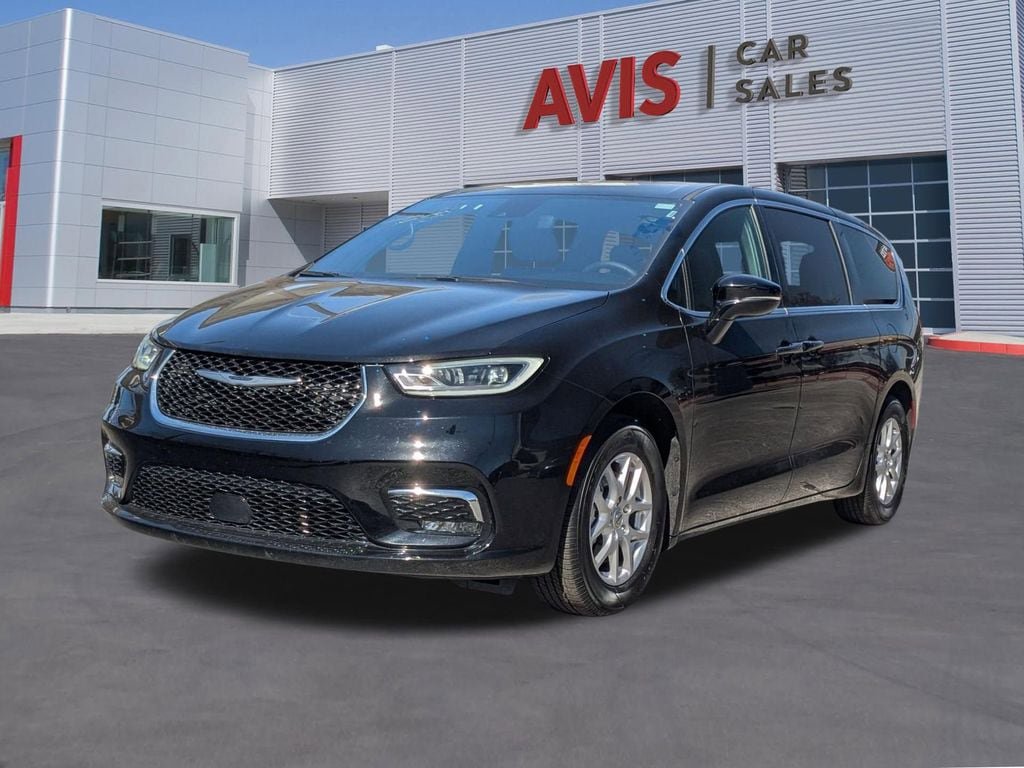 Used 2025 Chrysler Pacifica Select