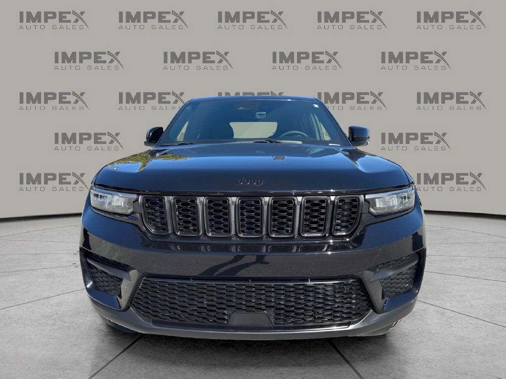 Used 2025 Jeep Grand Cherokee Altitude RWD image 8