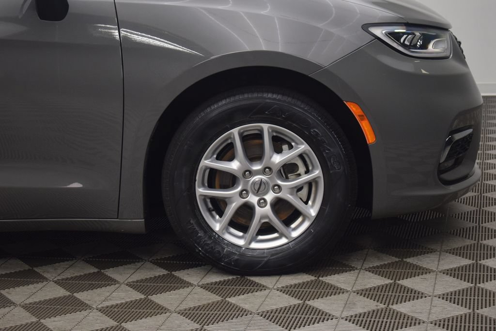 Used 2023 Chrysler Pacifica Touring-L FWD image 31