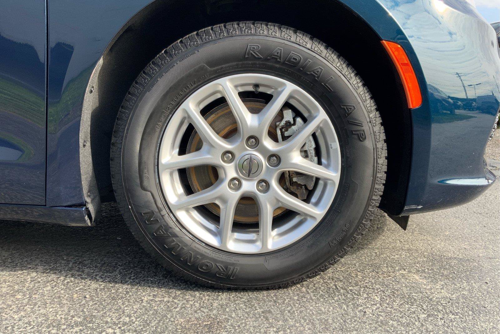 Used 2025 Chrysler Pacifica Select FWD image 25