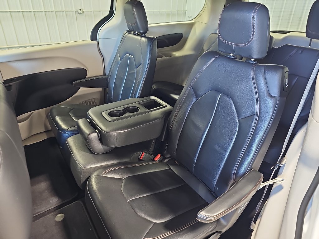 Used 2017 Chrysler Pacifica Touring-L w/ Tire & Wheel Group FWD image 15