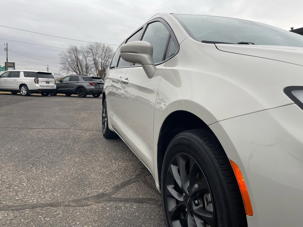 Used 2021 Chrysler Pacifica Limited w/ S Appearance Package image 14