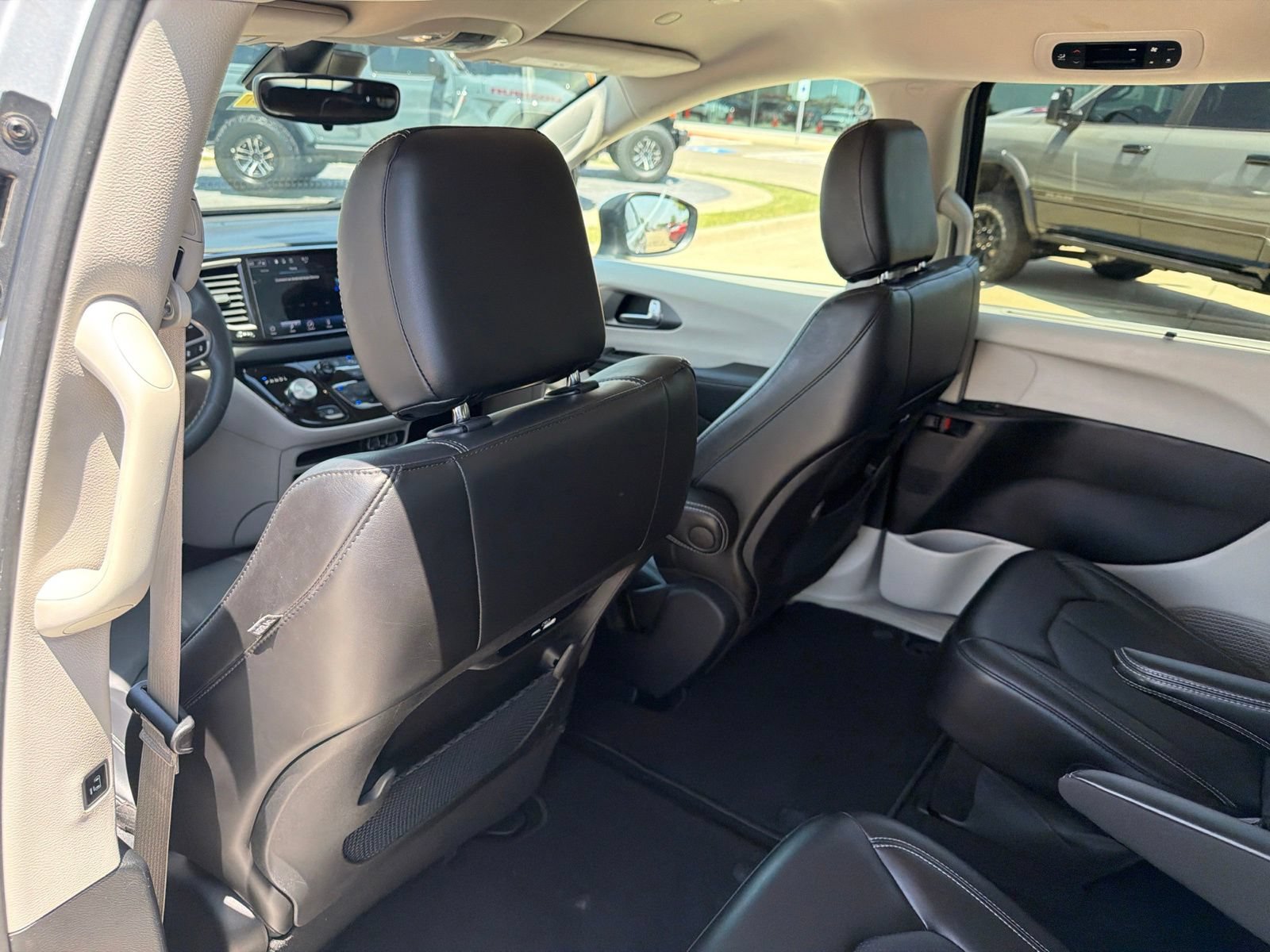Used 2023 Chrysler Pacifica Touring-L FWD image 16