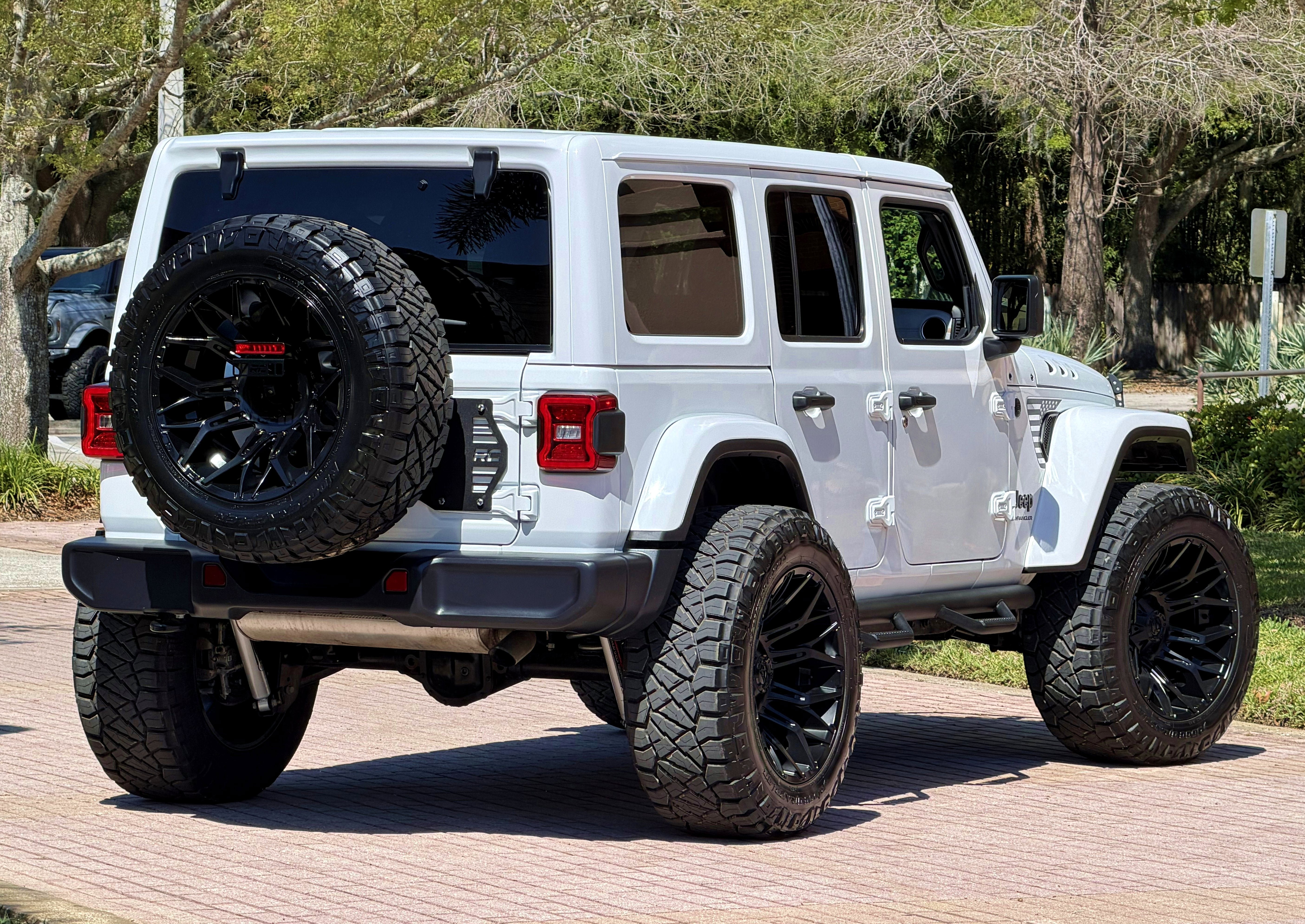 Used 2026 Jeep Wrangler Sahara AWD/4WD image 6