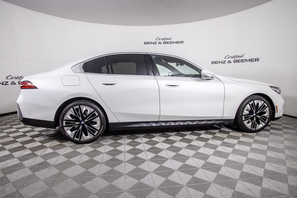 Used 2024 BMW 530i w/ Premium Package RWD image 4