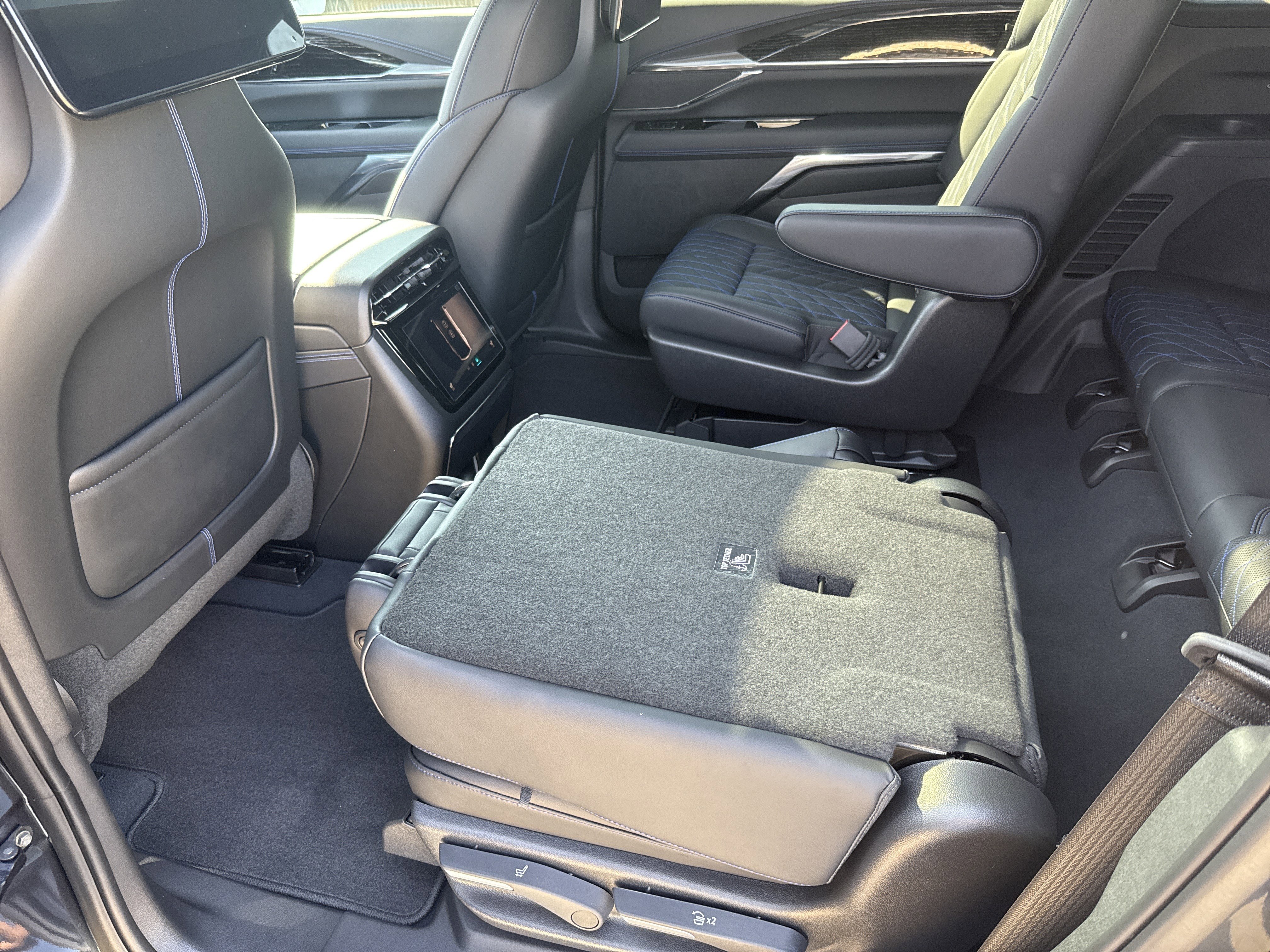 New 2026 Cadillac Escalade IQ Sport 1 w/ LPO, ONYX Package image 9