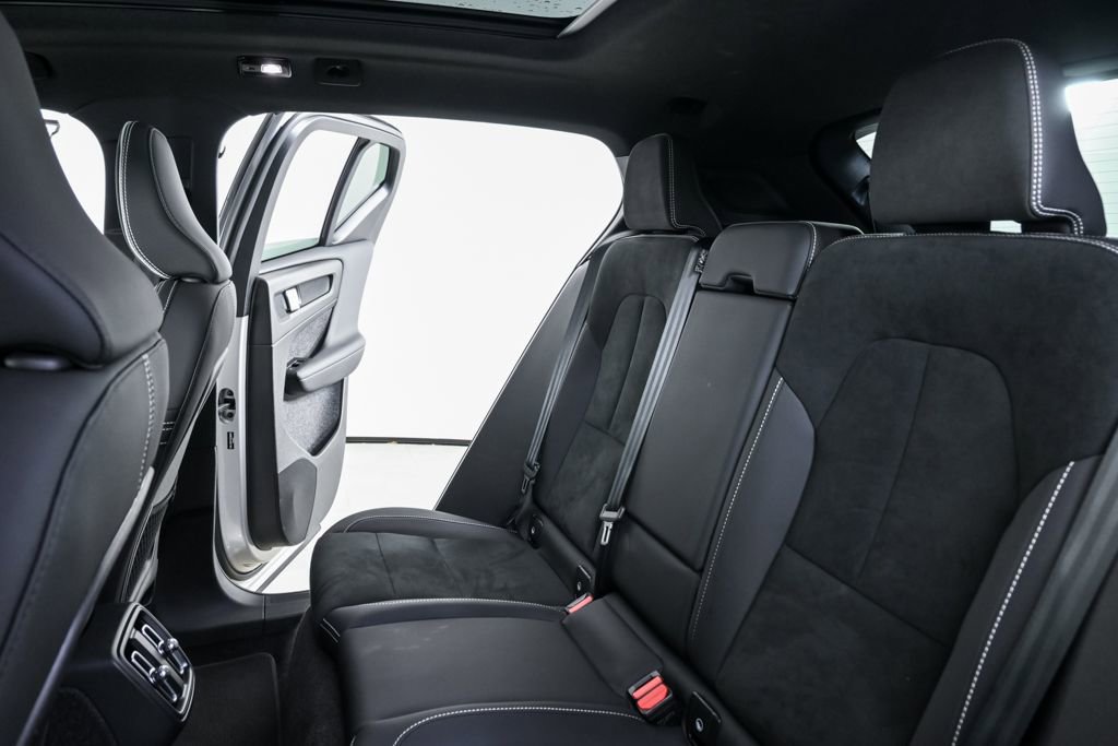Certified 2025 Volvo XC40 B5 Plus image 22