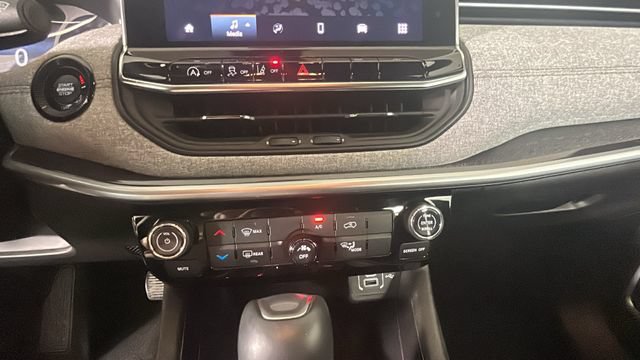 Used 2024 Jeep Compass Latitude w/ Sun and Sound Group AWD/4WD image 23