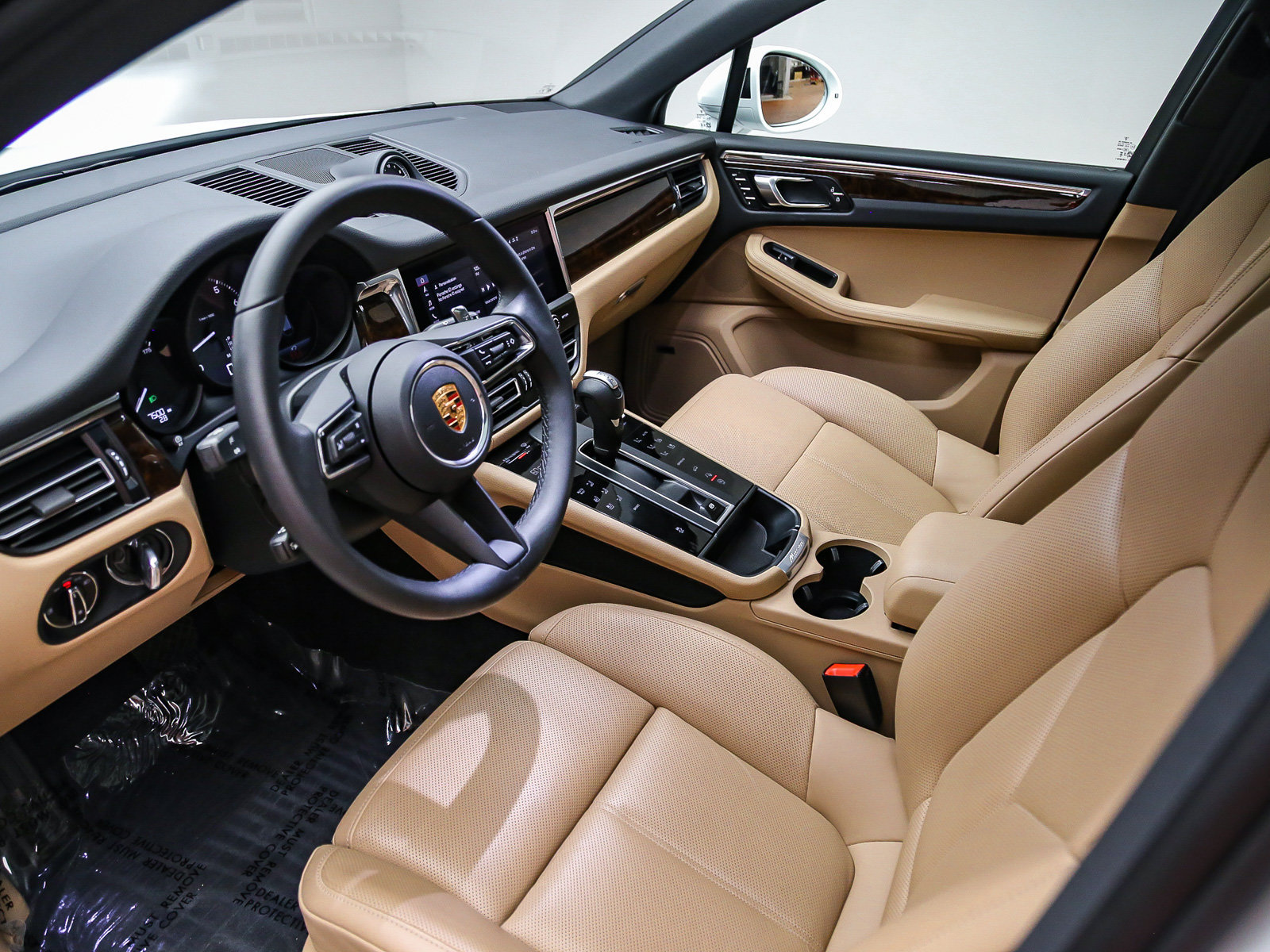 Certified 2026 Porsche Macan AWD/4WD image 9