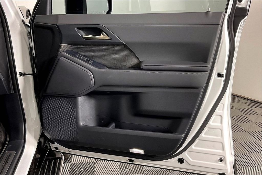 Used 2025 Lexus GX 550 w/ Accessory Package (2T) image 25