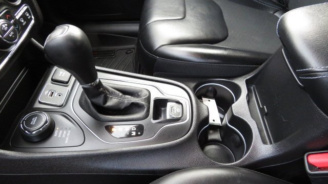 Used 2019 Jeep Cherokee Latitude Plus w/ Comfort/Convenience Group image 18