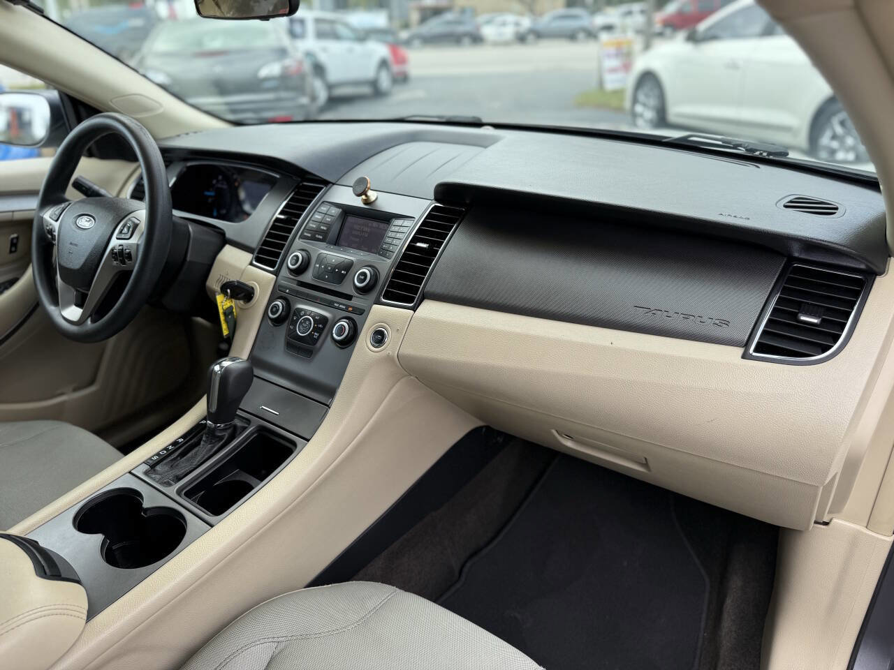 Used 2013 Ford Taurus SE image 29