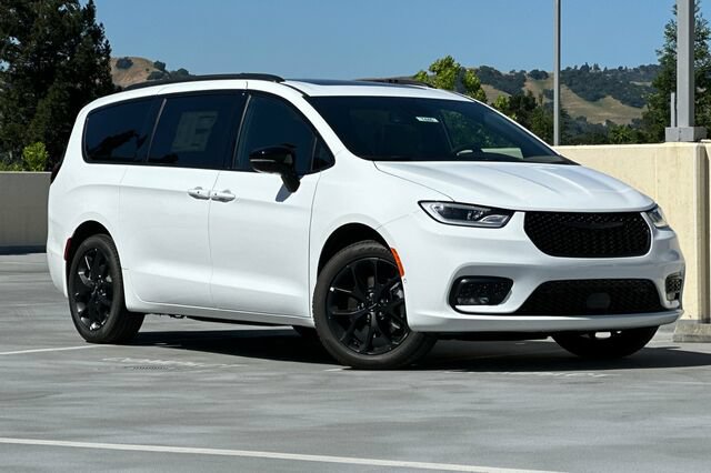 New 2025 Chrysler Pacifica Limited AWD/4WD image 2