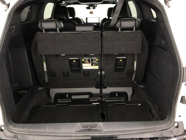 Used 2025 Toyota Sienna Platinum AWD/4WD image 25