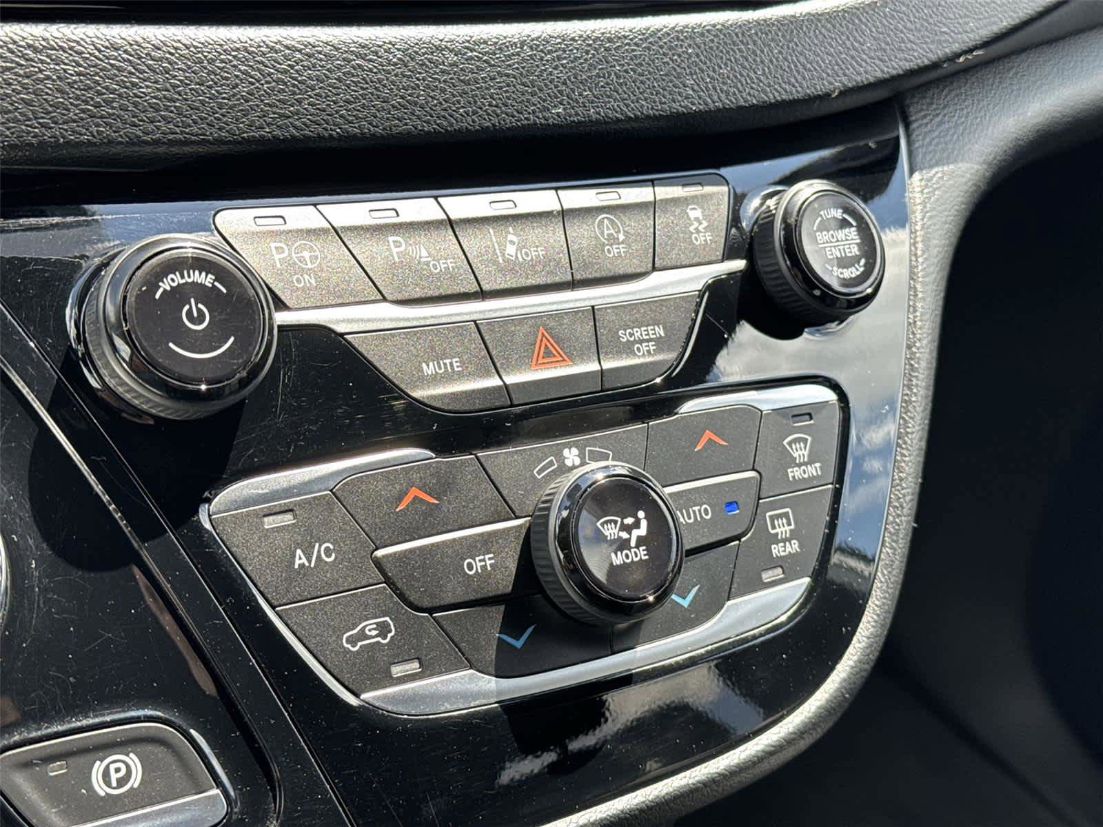 Used 2020 Chrysler Pacifica Touring-L w/ Advanced Safetytec Group AWD/4WD image 17