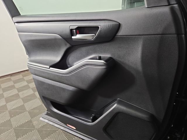 Used 2025 Toyota Highlander XLE image 30