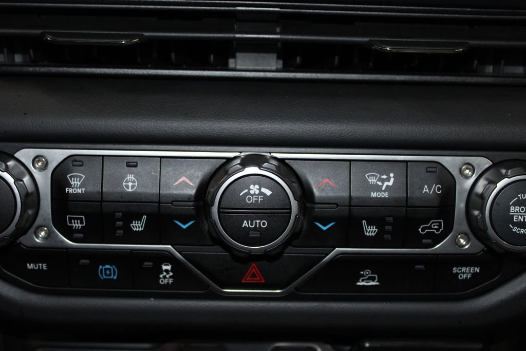 Used 2025 Jeep Wrangler Unlimited Sahara image 32