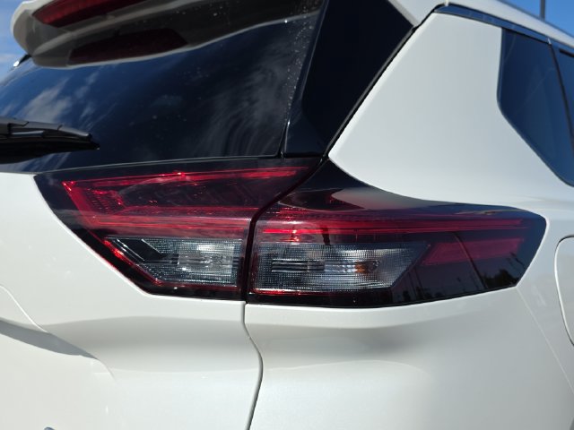 Used 2022 Nissan Rogue SL w/ SL Premium Package FWD image 11