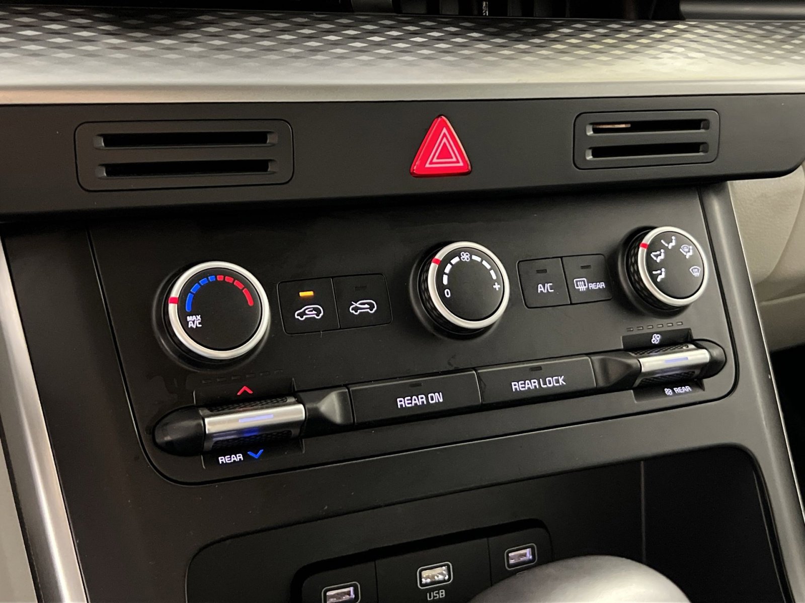 Used 2022 Kia Carnival LX FWD image 22
