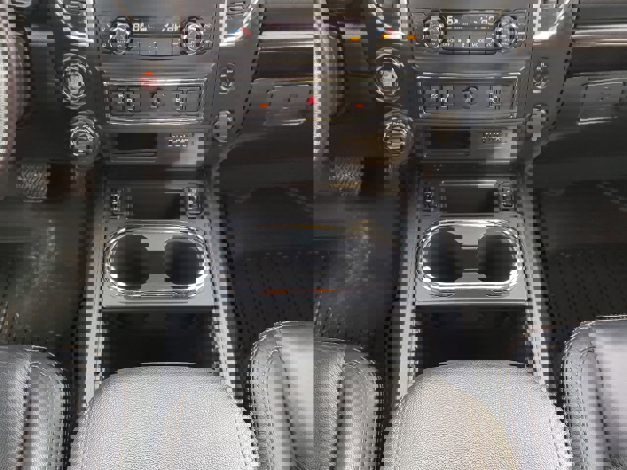 Used 2019 Nissan Titan SL w/ Midnight Edition image 19