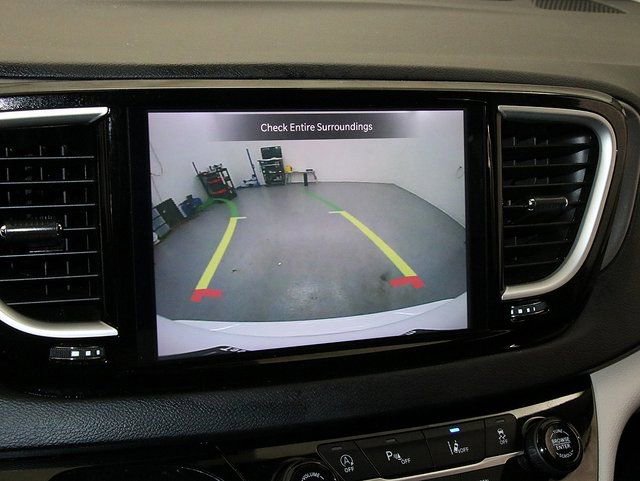 Used 2024 Chrysler Pacifica Touring-L image 18
