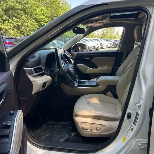 Used 2021 Toyota Highlander XLE AWD/4WD image 12