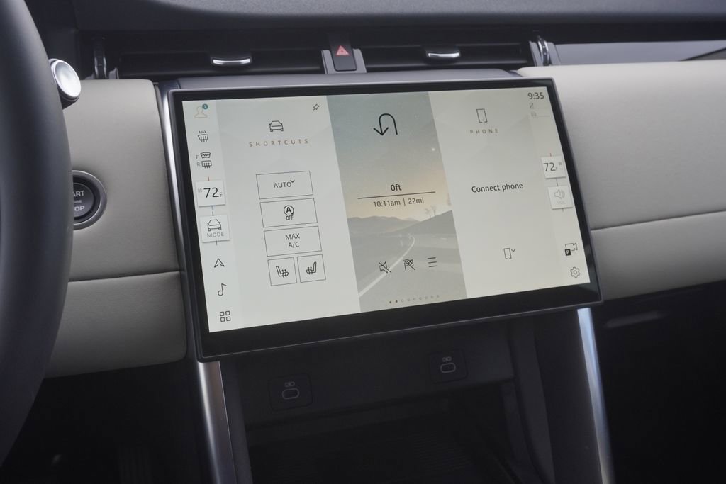 Used 2025 Land Rover Discovery Sport S image 15