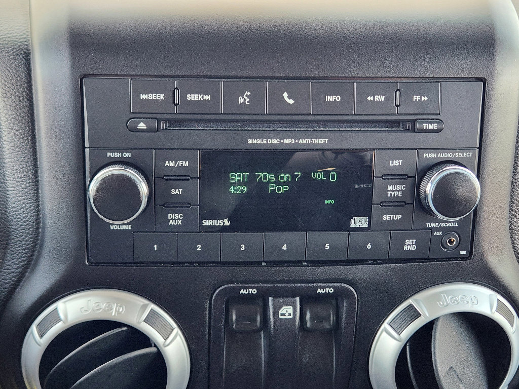 Used 2015 Jeep Wrangler Rubicon w/ Power Convenience Group image 17